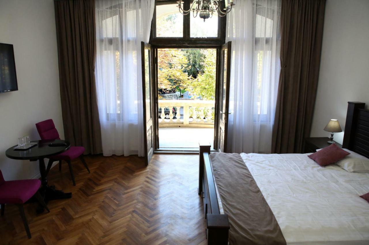 Aleea Teilor Hotel Câmpulung Buitenkant foto
