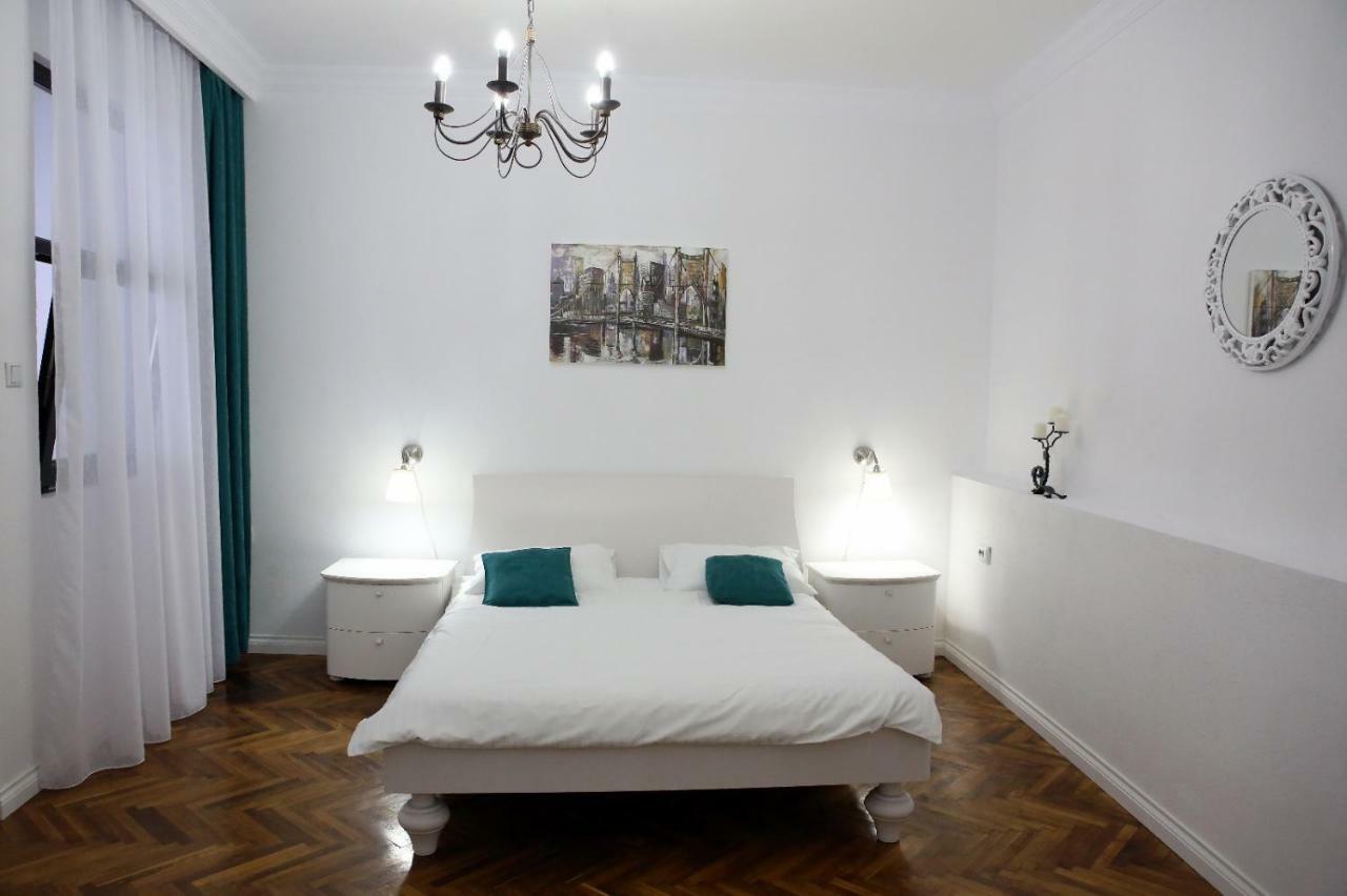Aleea Teilor Hotel Câmpulung Buitenkant foto