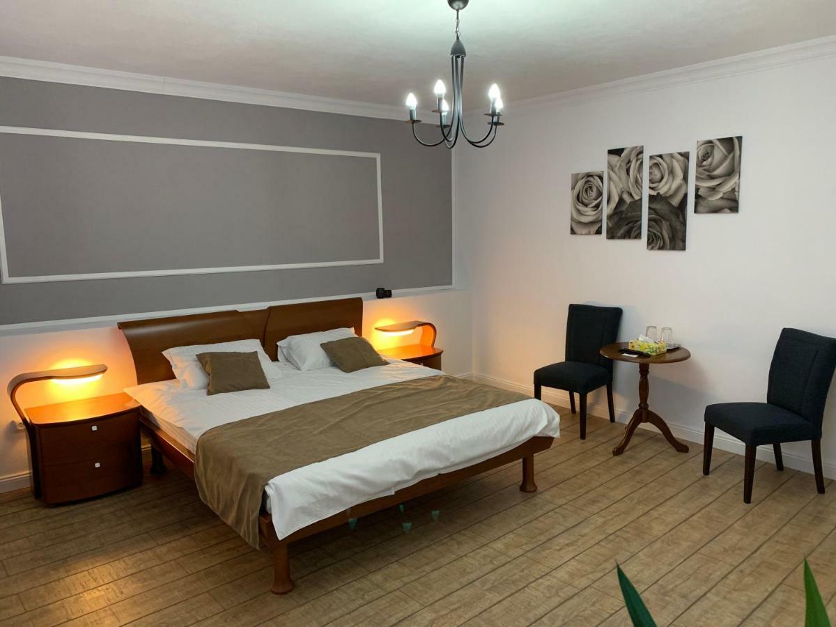 Aleea Teilor Hotel Câmpulung Buitenkant foto
